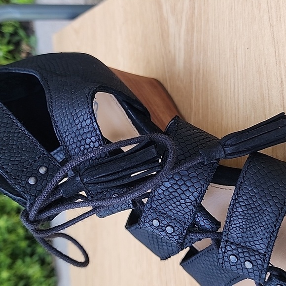 UGG Yasmin Lace Up Black Wedge Sandal Size 9 - Picture 13 of 14